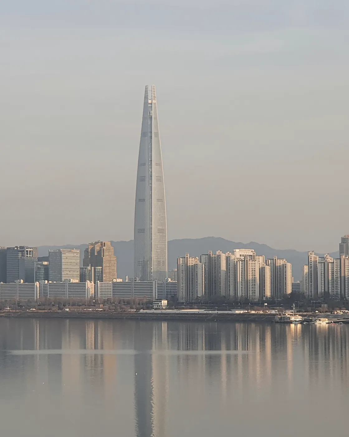 한강 위 잠실 롯데월드타워와 주변 고층 아파트 스카이라인